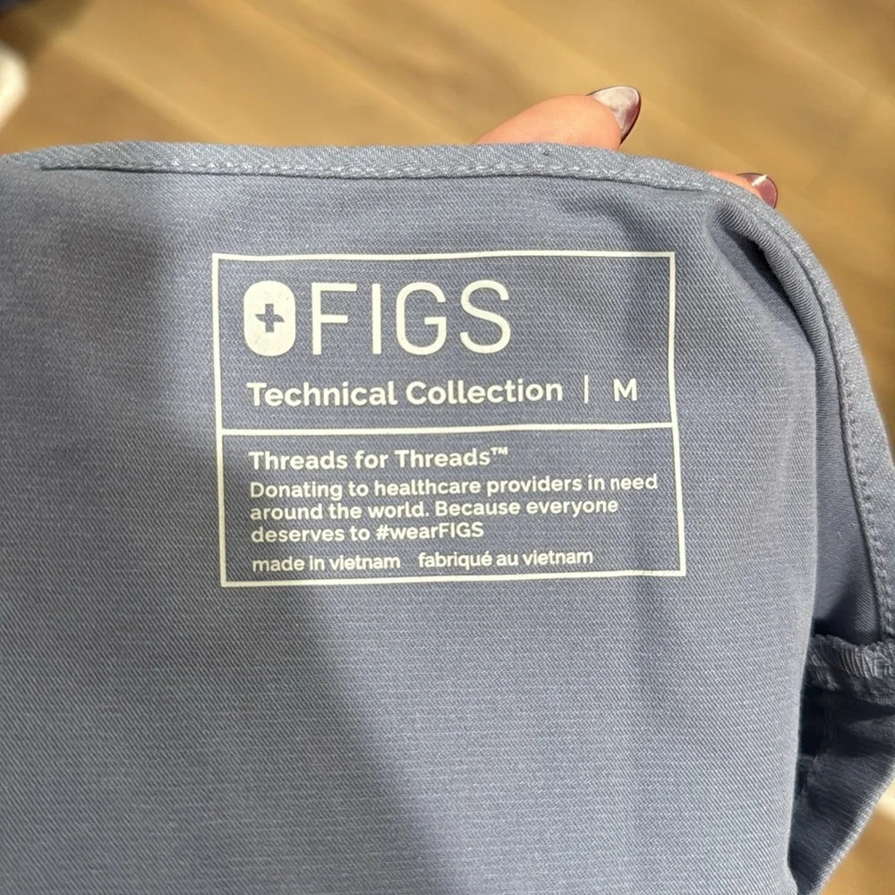 Figs Casma Three Pocket Scrub Top vapor blue technical collection - Picture 13 of 15